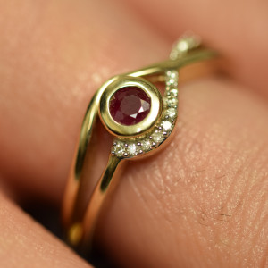 9ct Yellow Gold Ruby and 0.05ct Rubover Twisted Ring ESDRR851HAV
