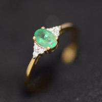 9ct Yellow Gold Oval Cut Emerald Centre Stone with 0.06ct Diamond Shoulders GR2374EMDI