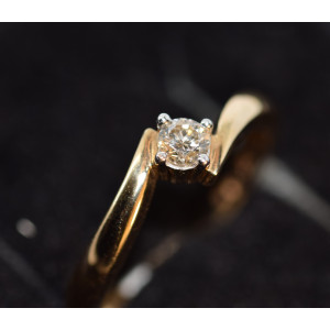 9ct Yellow Gold Solitaire Twist 0.20pts Diamond Ring R7133A