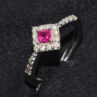 18ct White Gold Diamond Cluster with Ruby Centre Stone UK1075
